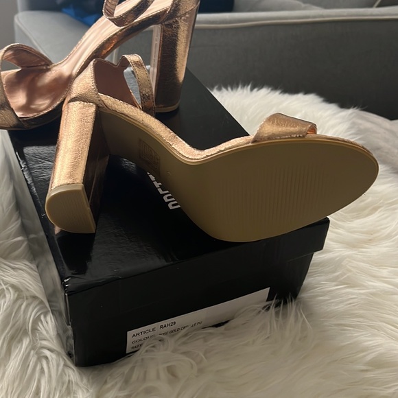 Pretty Littlething PLT Sandals Rosegold size 9 runs small - Picture 5 of 5